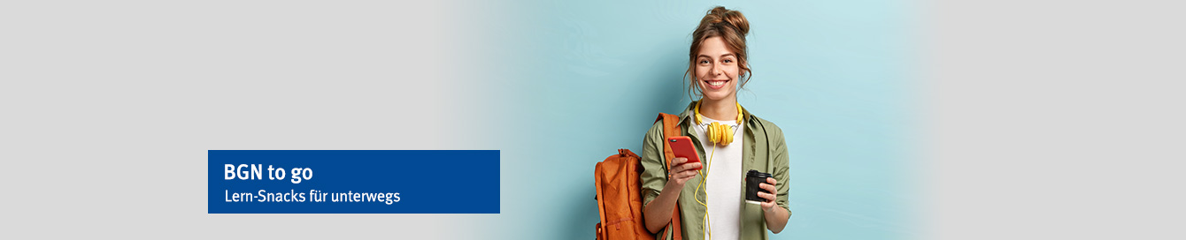 Frau mit Rucksack hält Smartphone in der einen und Kaffeebecher in der anderen Hand | © Wayhome Studio - stock.adobe.com