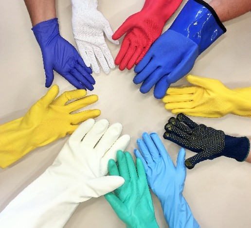 mehrere Hände, die verschiedene Arten von Handschuhen tragen